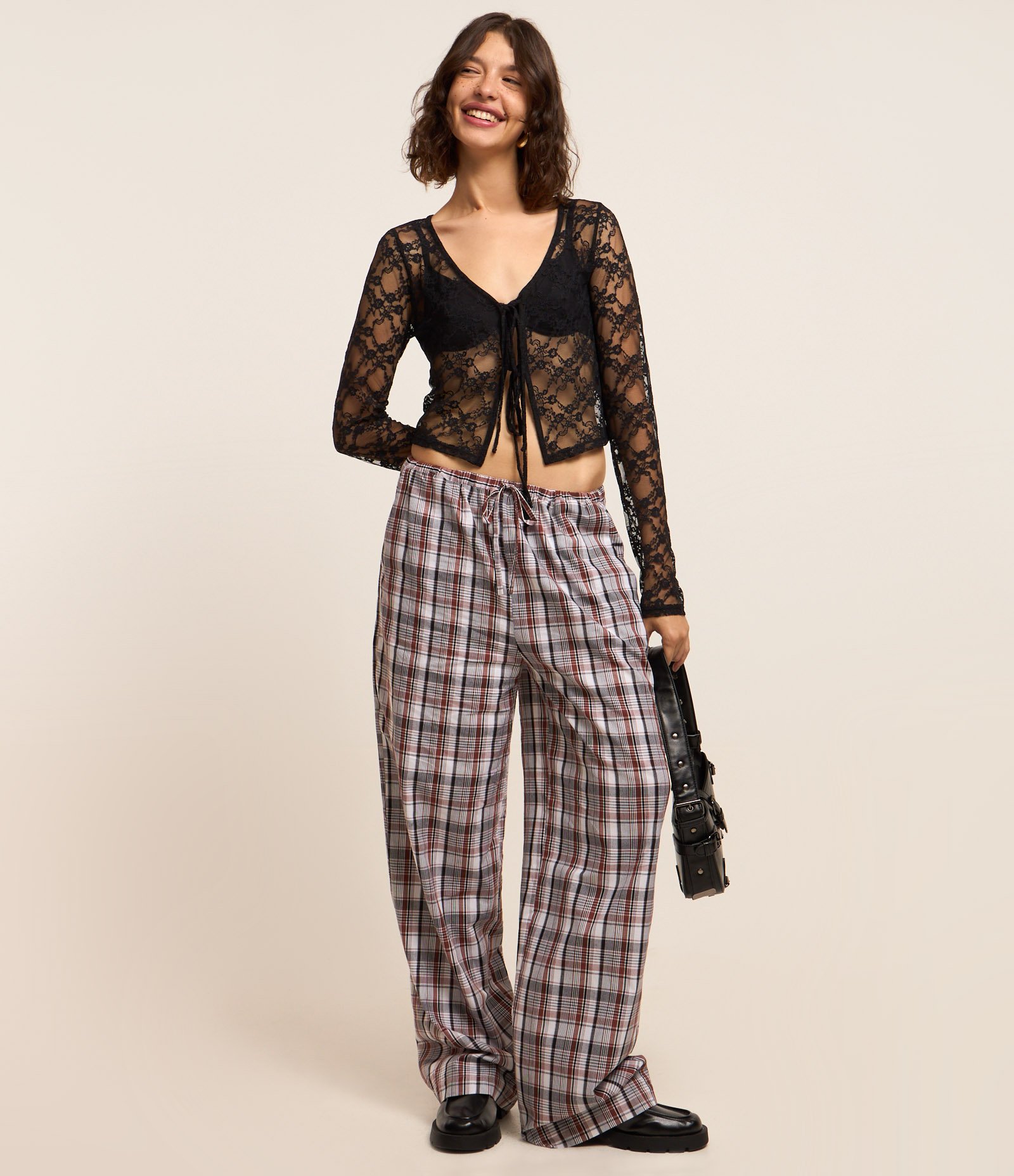Blusa em Renda com Lacinhos Frontais Preto 2