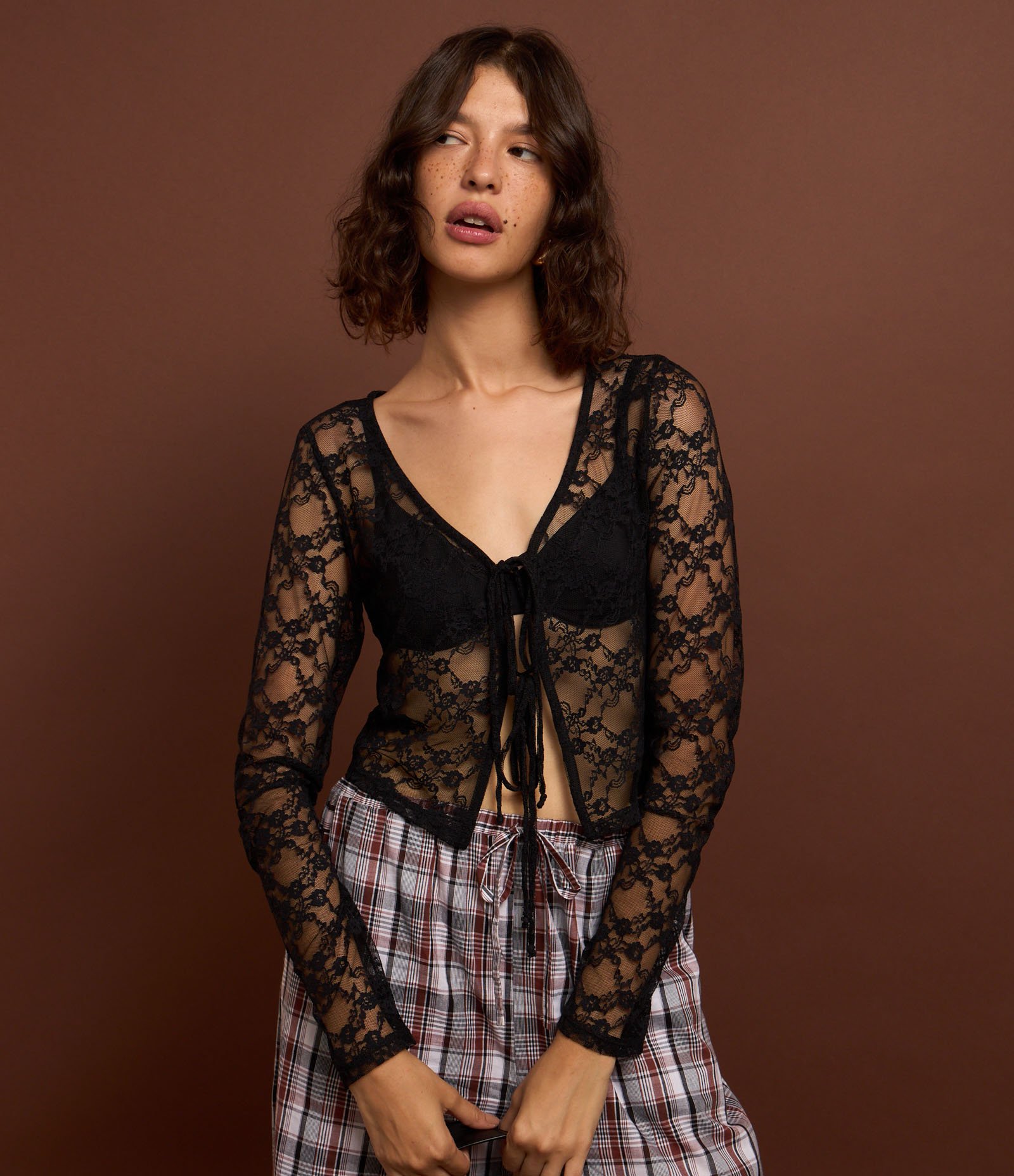 Blusa em Renda com Lacinhos Frontais Preto 4