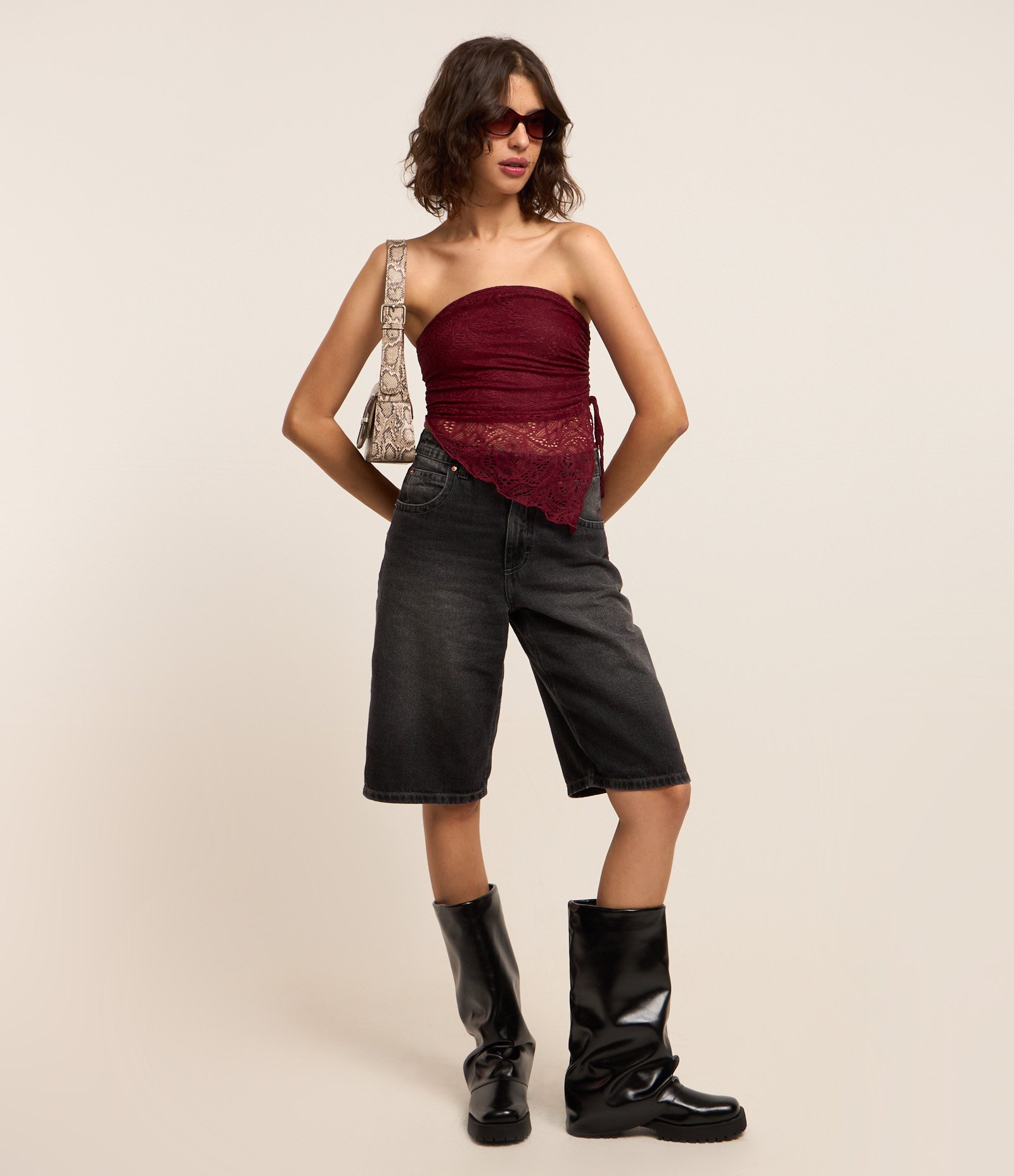 Blusa em Renda Tomara que Caia com Barra Assimétrica Vinho 2