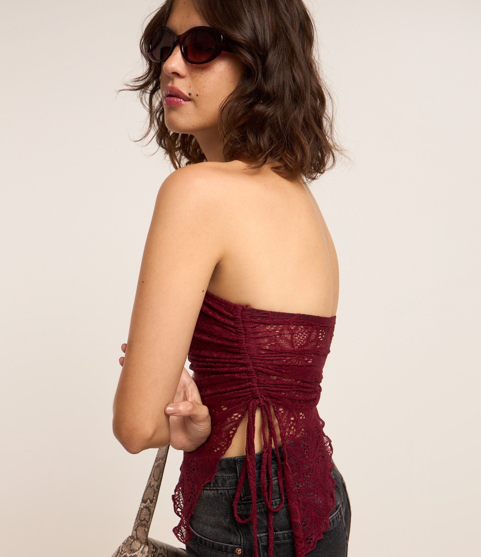 Blusa em Renda Tomara que Caia com Barra Assimétrica Vinho 3