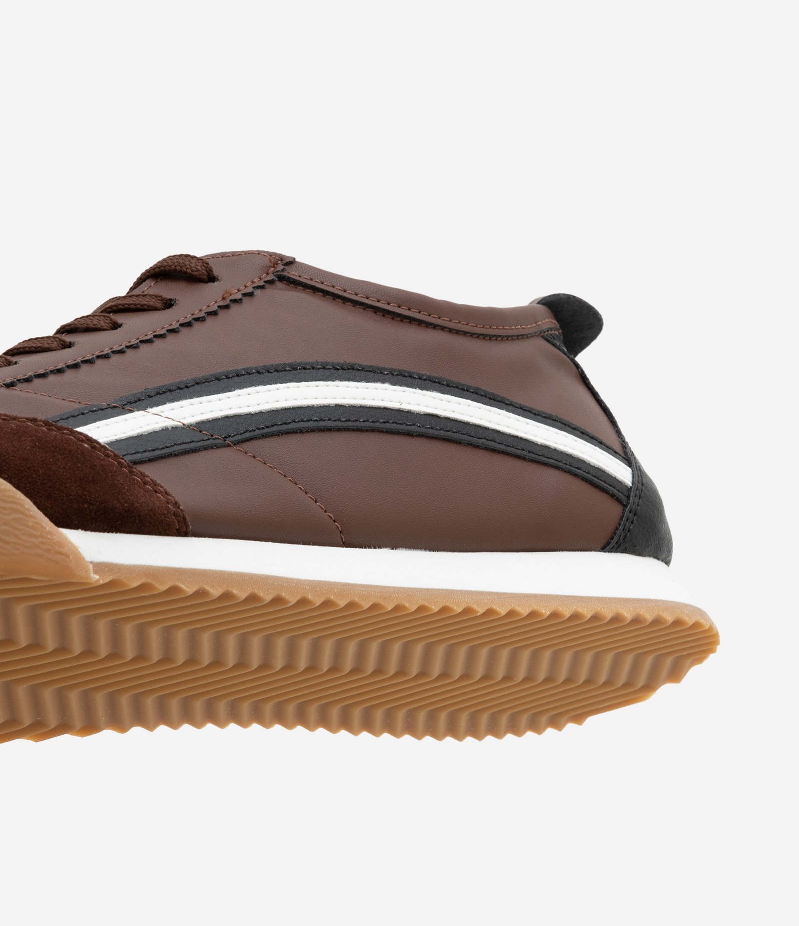 Tênis em Pu com Sola Diferenciada e Detalhe Lateral Marrom 4