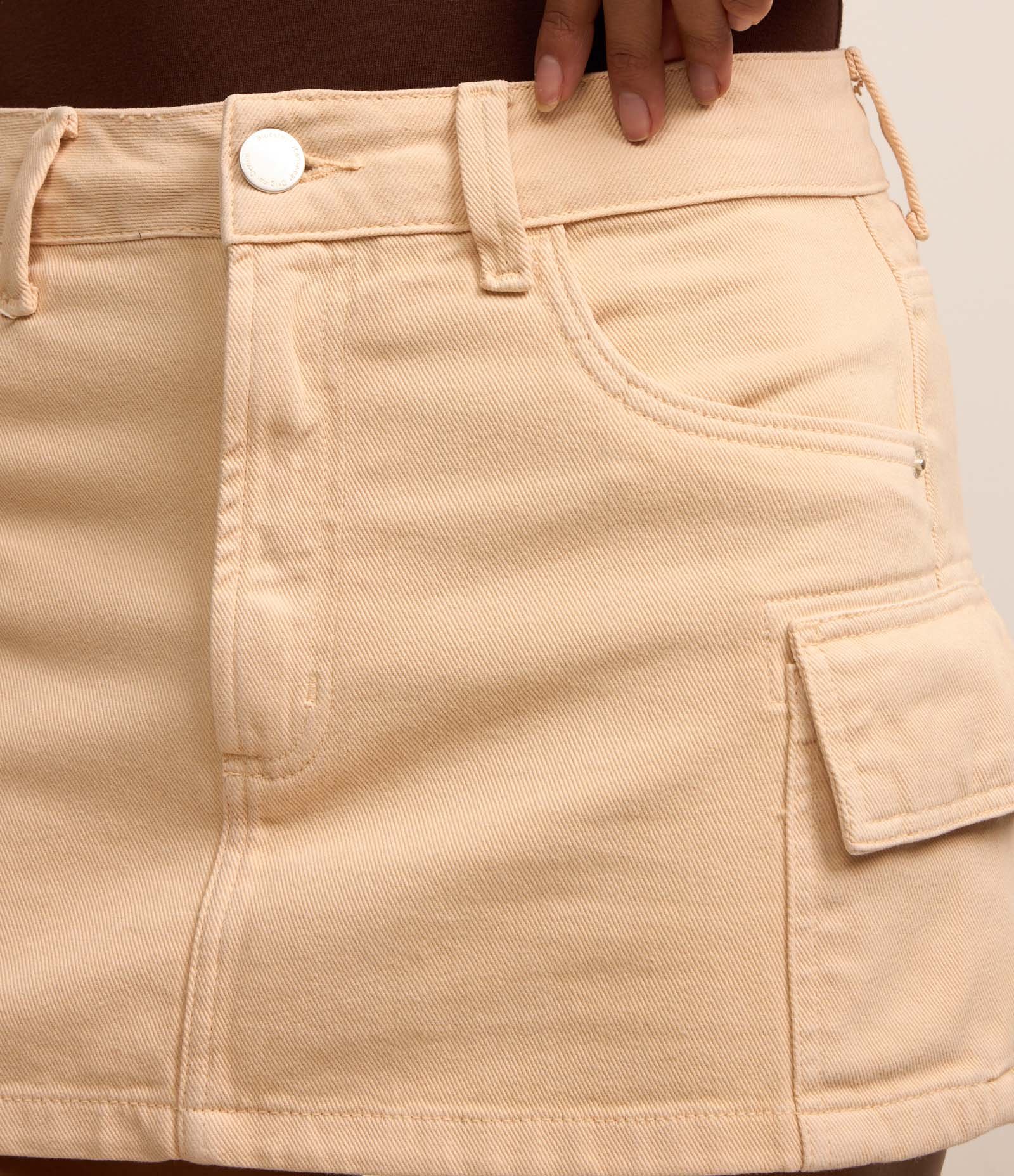 Saia Curta em Sarja com Bolsos Cargo Bege 4