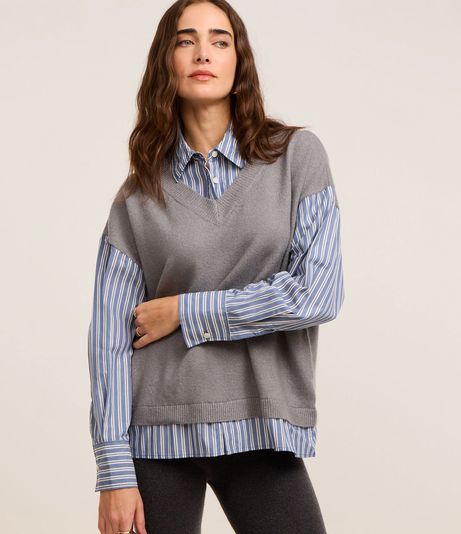 Camisa Oversized com Colete em Tricô com Listras e Botões Cinza 2