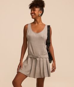 Vestido Curto em Crepe Airflow com Cinto Fivela e Saia Drapeada