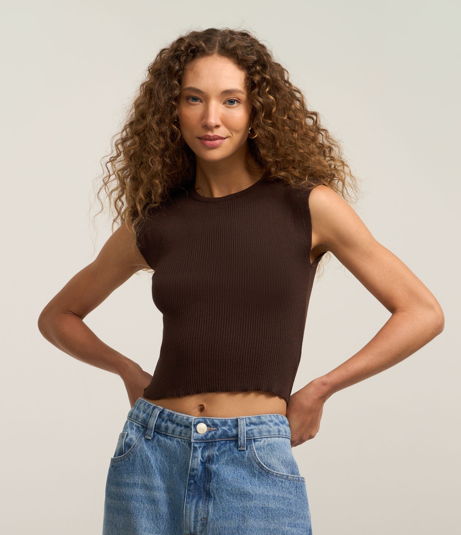 Blusa Curta e Canelada em Tricô com Ombro Alongado 1