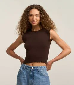 Blusa Curta e Canelada em Tricô com Ombro Alongado