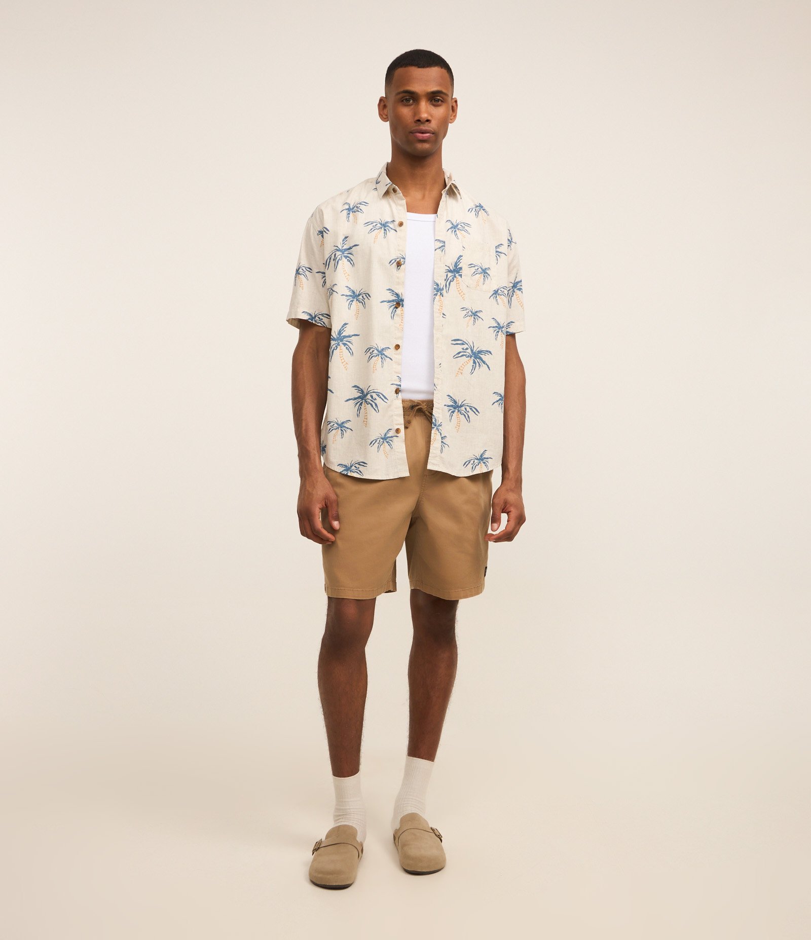 Camisa Relaxed com Estampa de Coqueiros e Bolso Off White 2