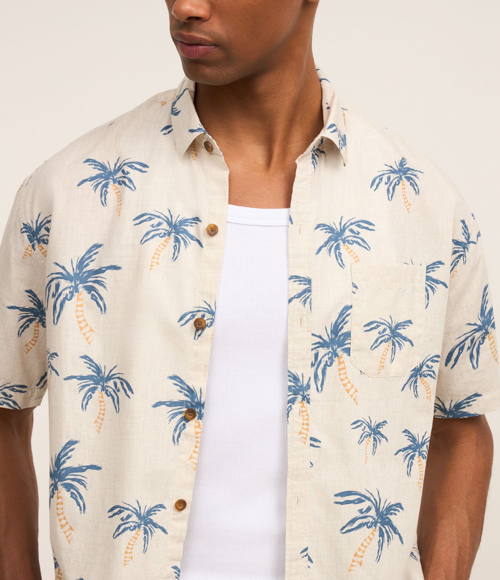 Camisa Relaxed com Estampa de Coqueiros e Bolso Off White 3