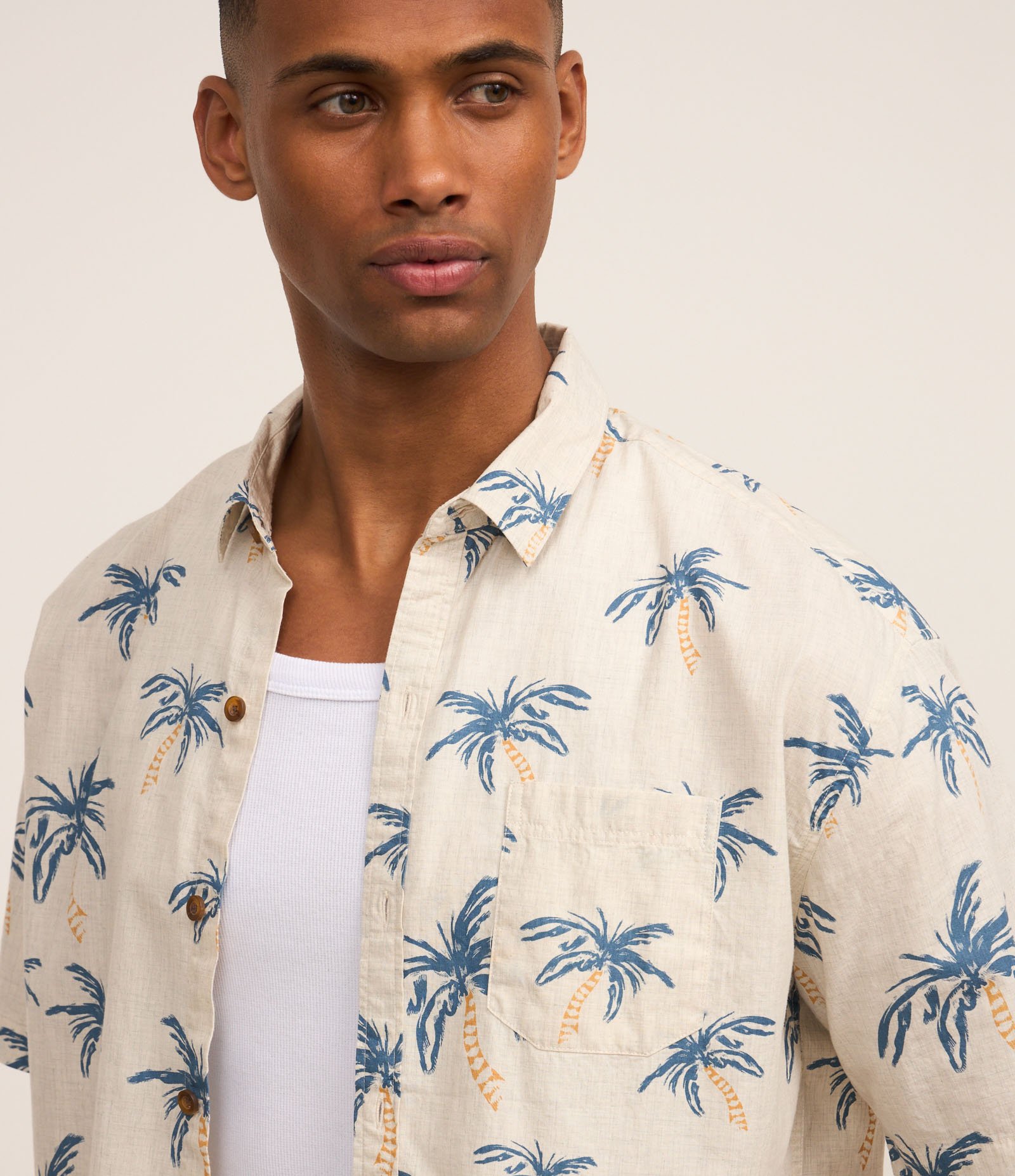 Camisa Relaxed com Estampa de Coqueiros e Bolso Off White 4