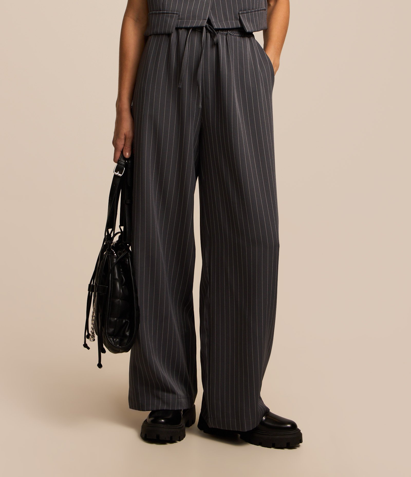 Calça Fluída em Alfaiataria Risca de Giz e Cós Elástico Cinza 1