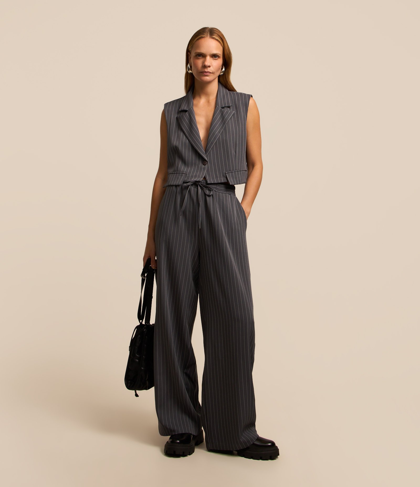 Calça Fluída em Alfaiataria Risca de Giz e Cós Elástico Cinza 2