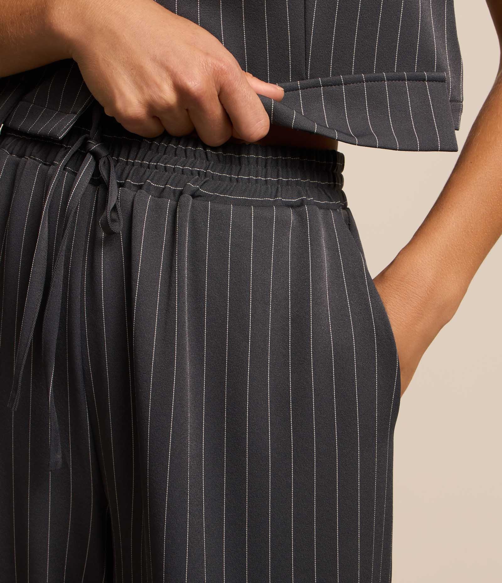 Calça Fluída em Alfaiataria Risca de Giz e Cós Elástico Cinza 3