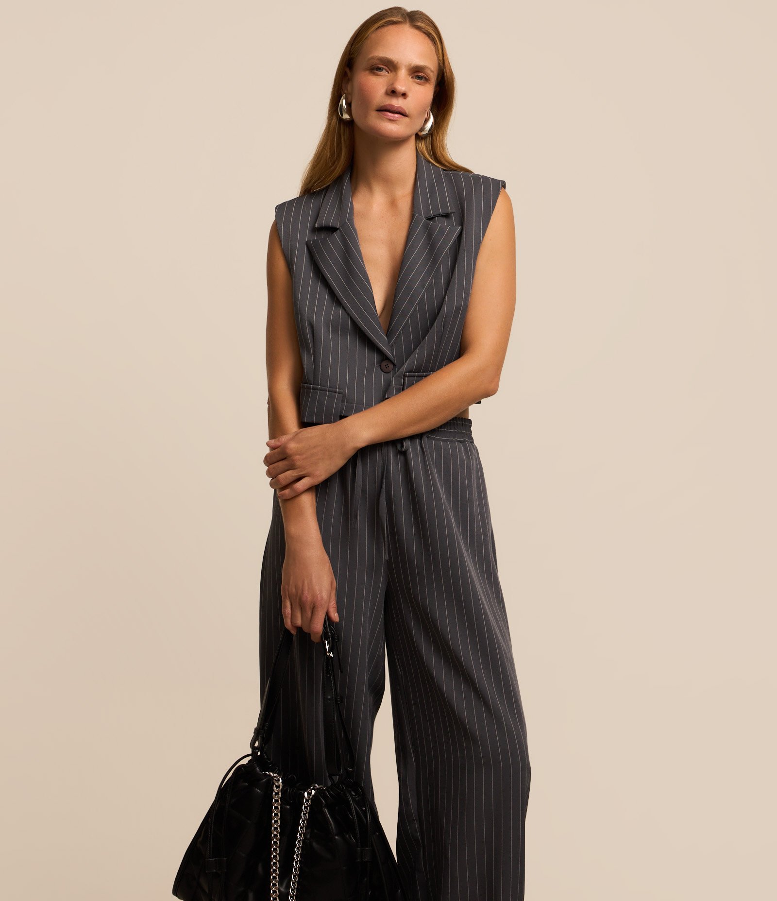 Calça Fluída em Alfaiataria Risca de Giz e Cós Elástico Cinza 4