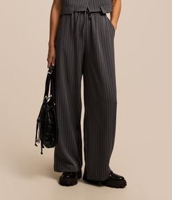 Calça Fluída em Alfaiataria Risca de Giz e Cós Elástico