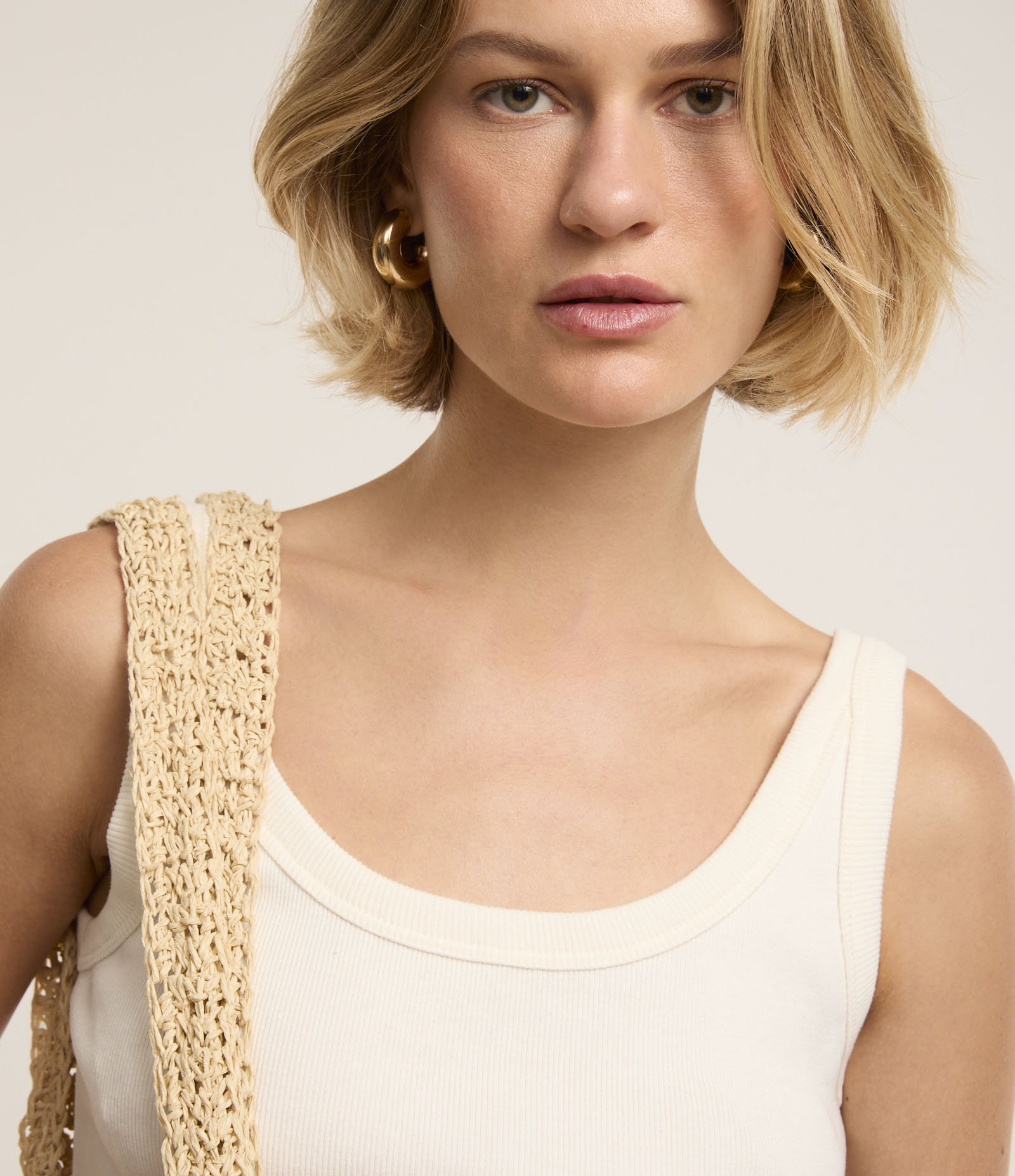 Blusa Regata em Ribana com Decote U Branco 4