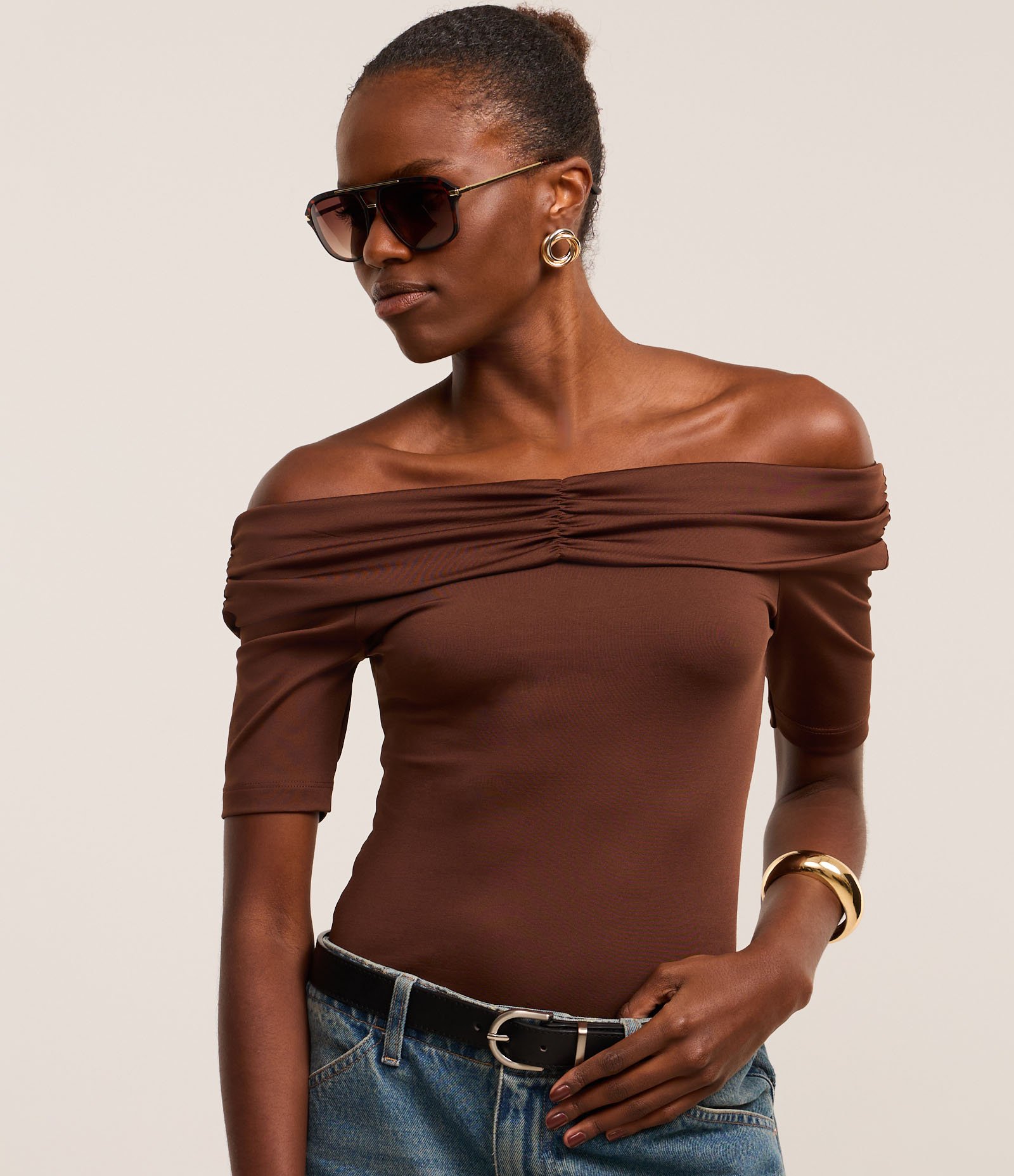 Blusa Ombro a Ombro com Drapeado e Detalhe Dobrado no Decote Marrom 1