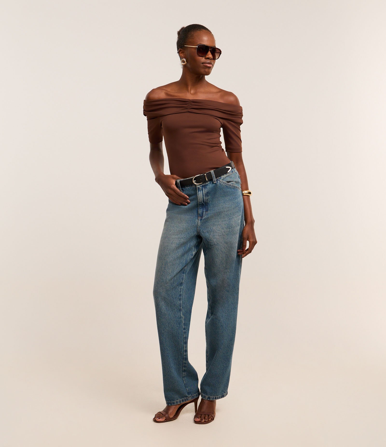 Blusa Ombro a Ombro com Drapeado e Detalhe Dobrado no Decote Marrom 2