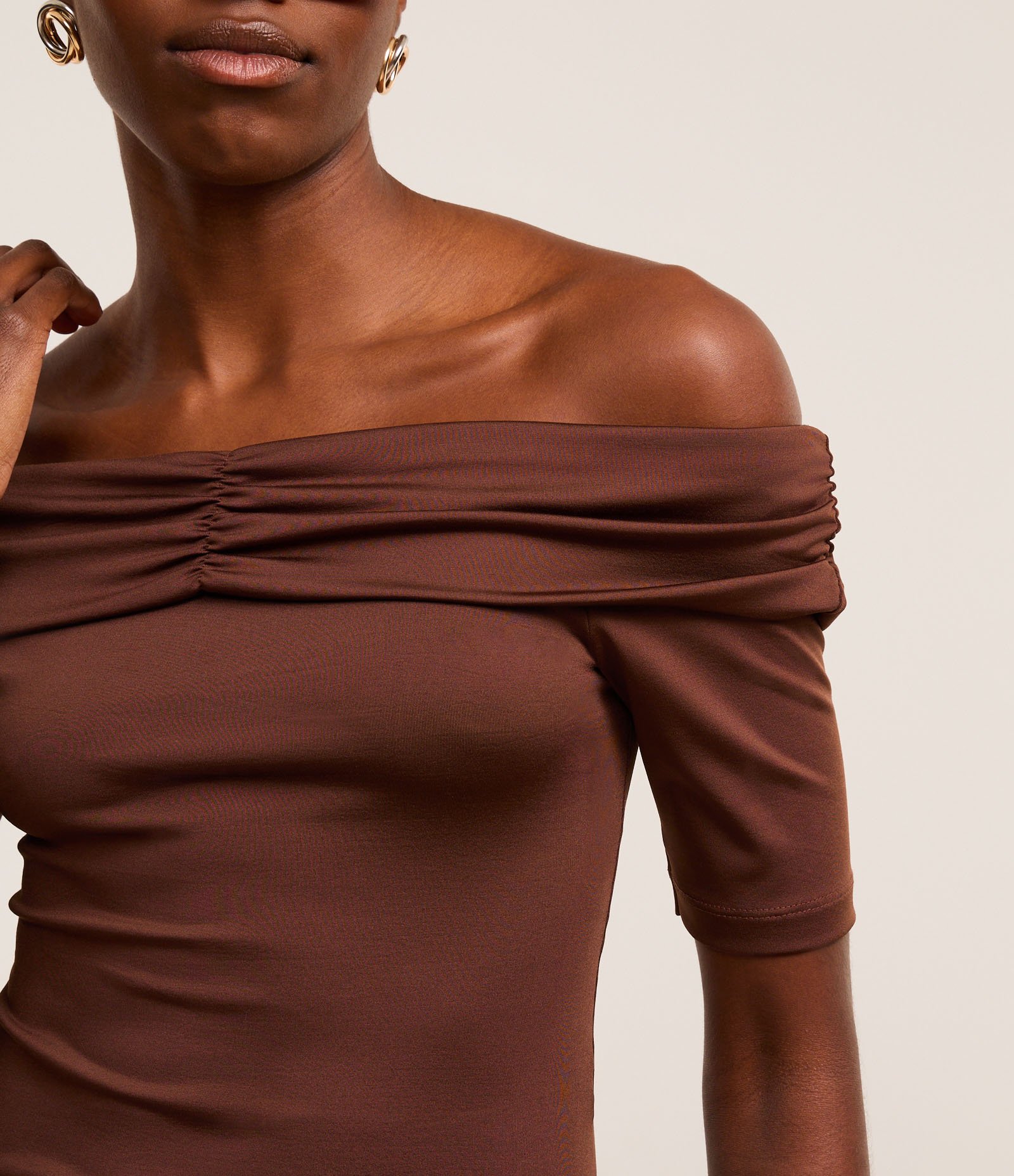 Blusa Ombro a Ombro com Drapeado e Detalhe Dobrado no Decote Marrom 3