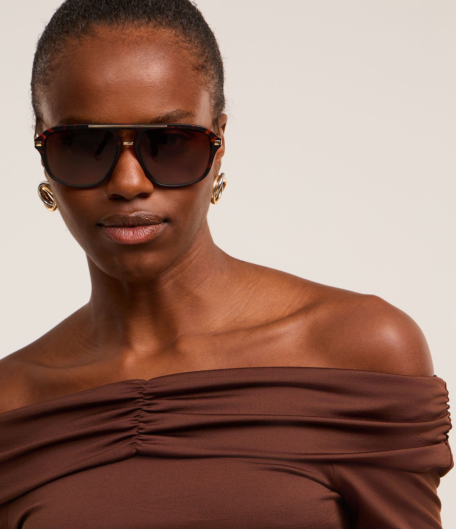 Blusa Ombro a Ombro com Drapeado e Detalhe Dobrado no Decote Marrom 4