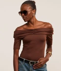 Blusa Ombro a Ombro com Drapeado e Detalhe Dobrado no Decote