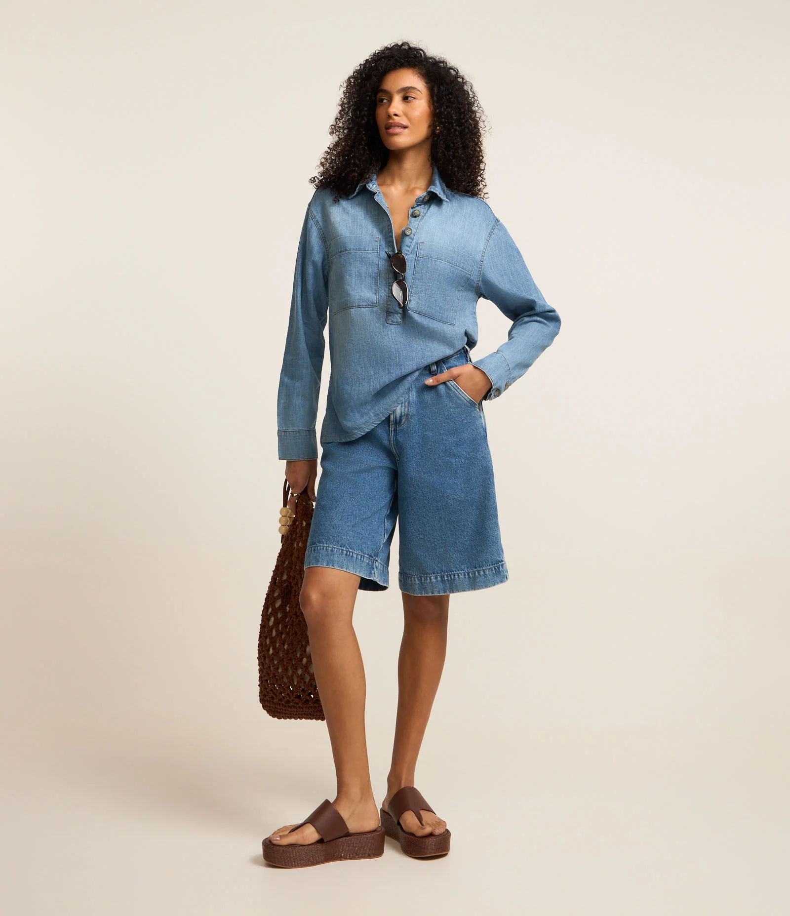 Camisa Alongada em Jeans com Fenda Lateral e Botões Frontais Azul 2