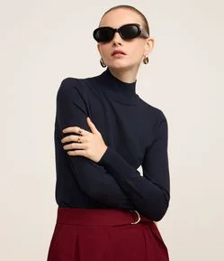 Blusa em Viscose com Gola Alta e Lacinho Bordado