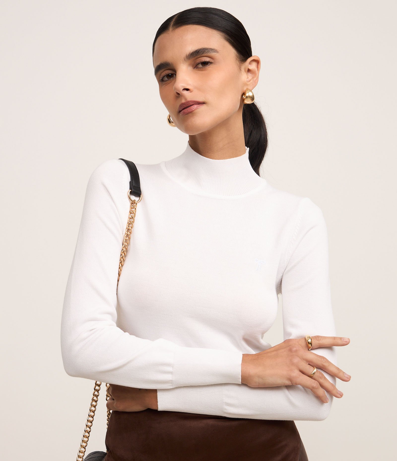 Blusa em Viscose com Gola Alta e Lacinho Bordado Branco 1