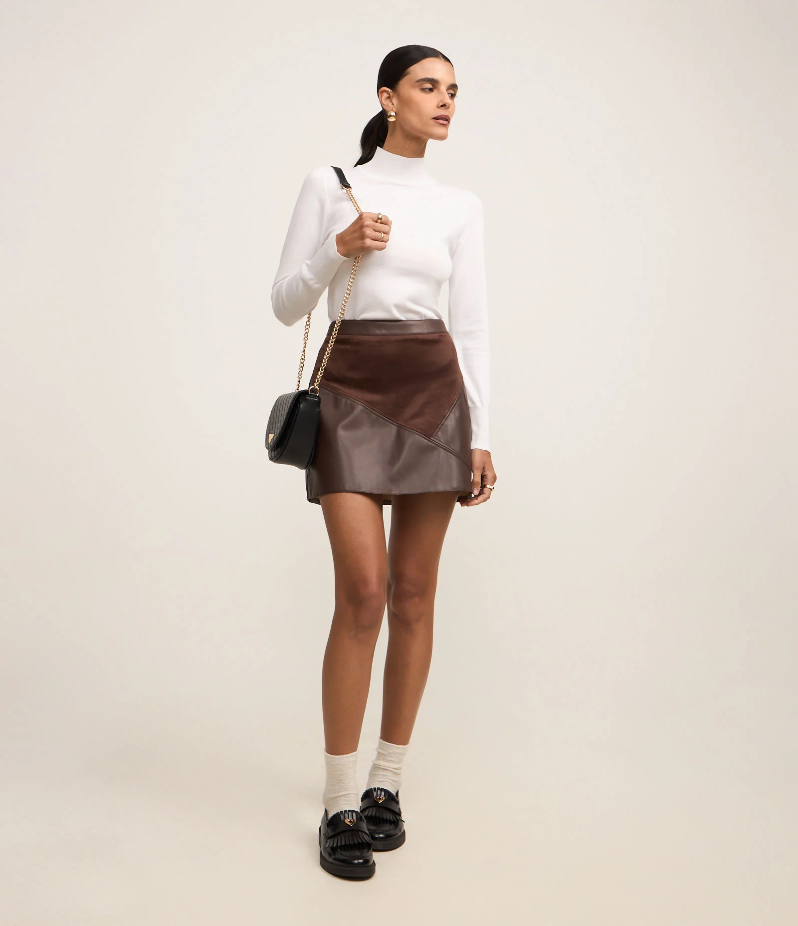 Blusa em Viscose com Gola Alta e Lacinho Bordado Branco 2