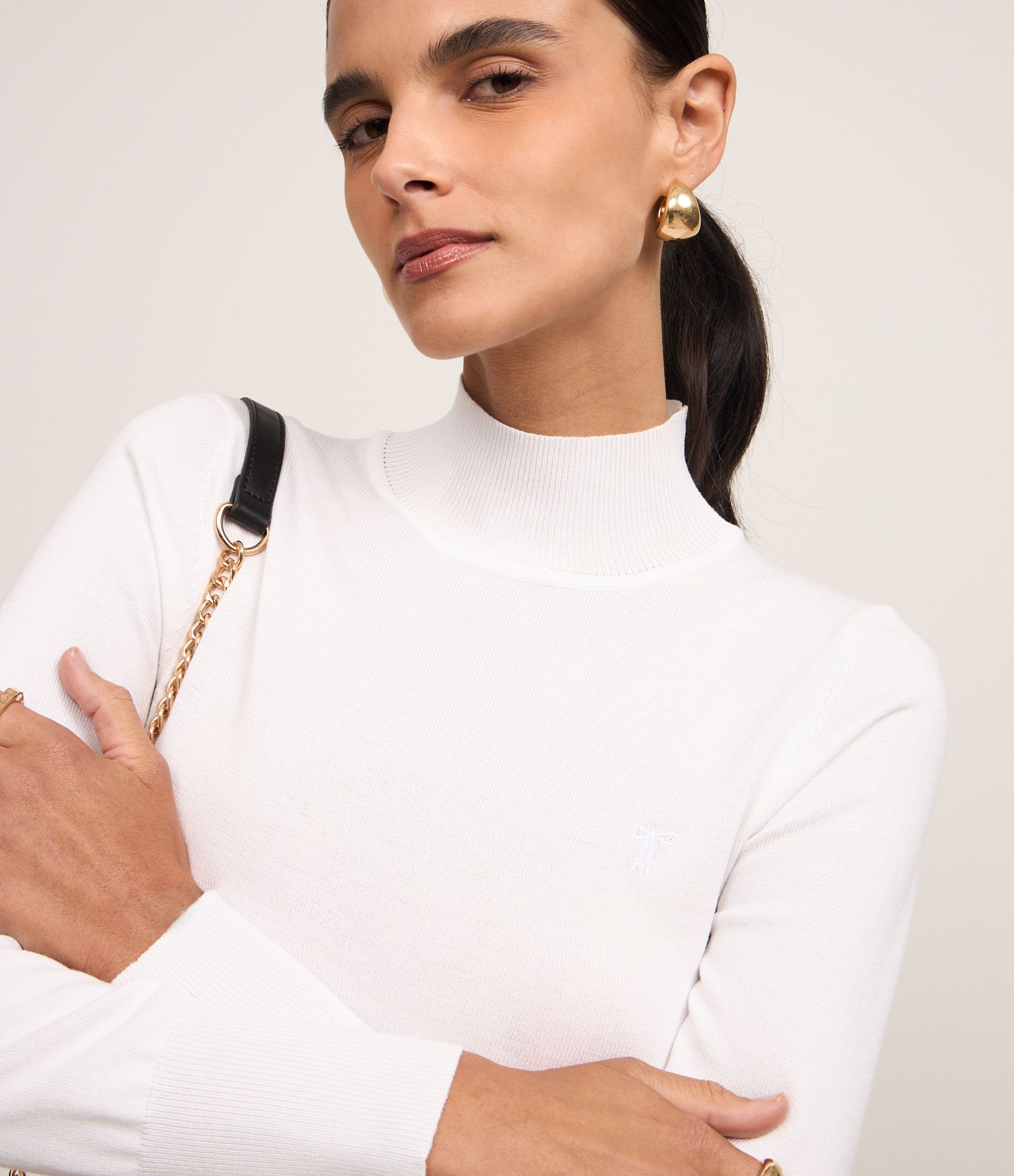 Blusa em Viscose com Gola Alta e Lacinho Bordado Branco 4