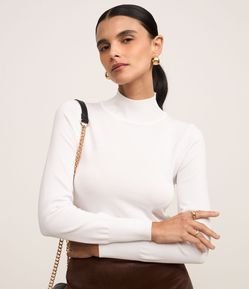 Blusa em Viscose com Gola Alta e Lacinho Bordado