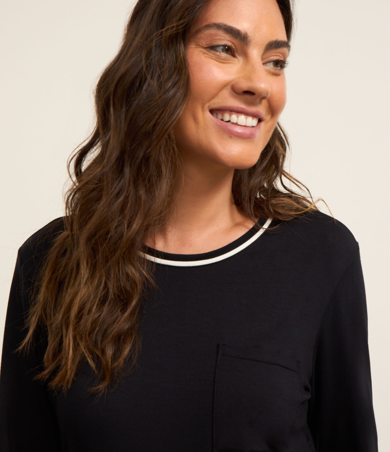 Pijama Longo em Viscose com Viés Contrastante Preto 3