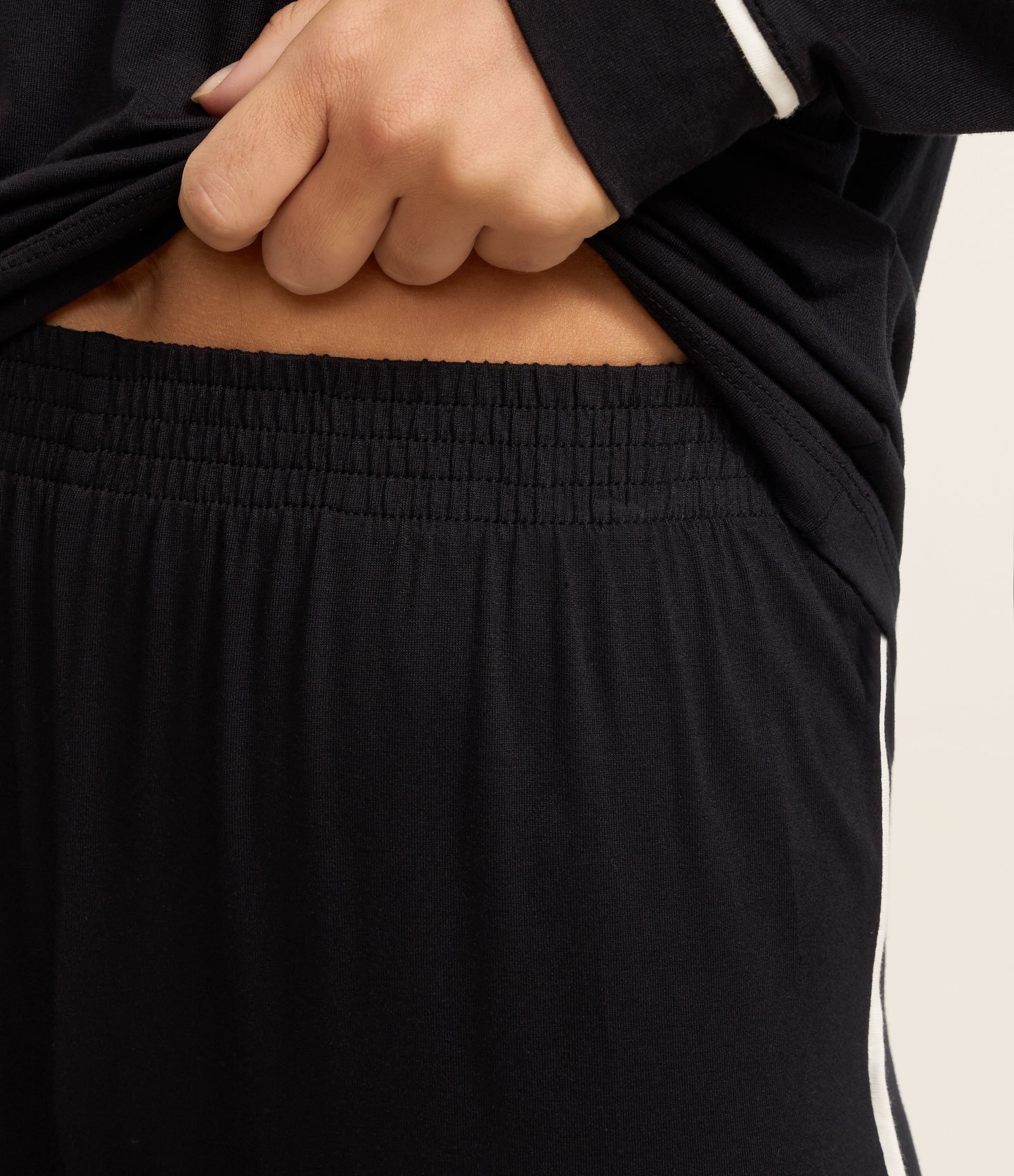 Pijama Longo em Viscose com Viés Contrastante Preto 4