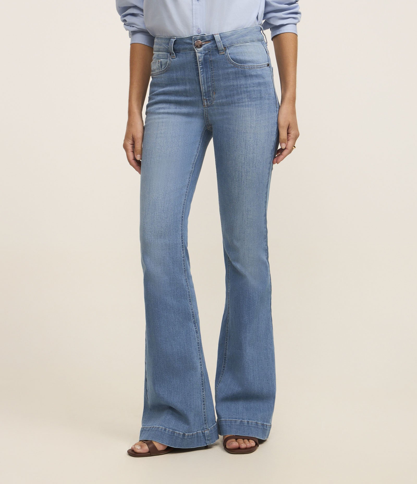 Calça Flare em Jeans com Elastano e Cintura Alta Azul 3