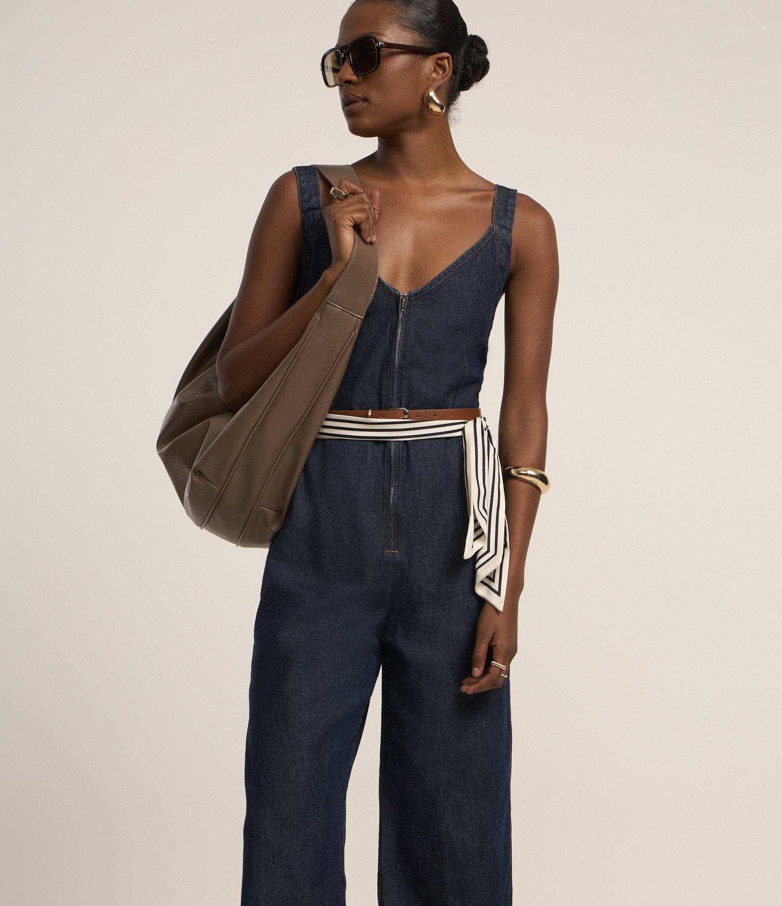 Macacão Jardineira Longo em Jeans com Decote em V Azul 2