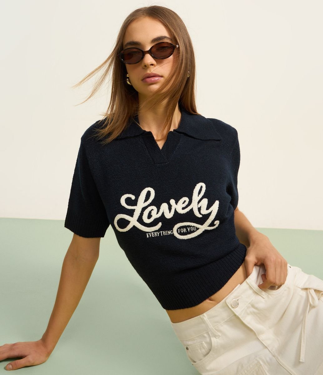 Polo em Tricô com Lettering Lovely Azul Marinho