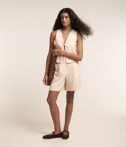 Bermuda em Viscolinho com Pregas e Passador de Cinto