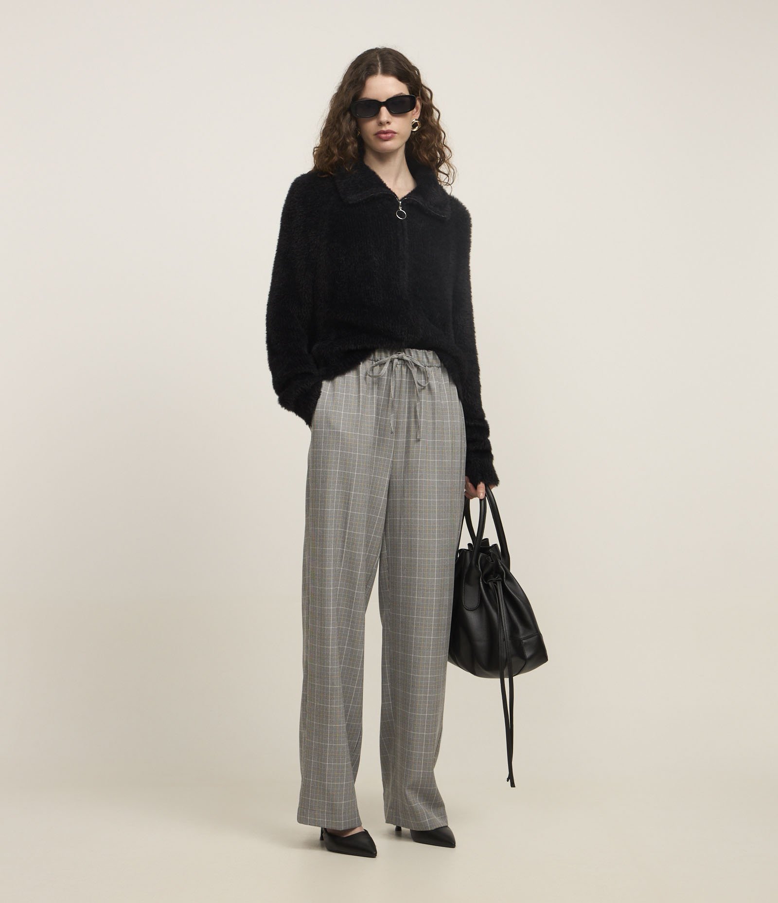 Calça Pantalona em Crepe com Estampa Xadrez e Cós de Elástico Cinza 1