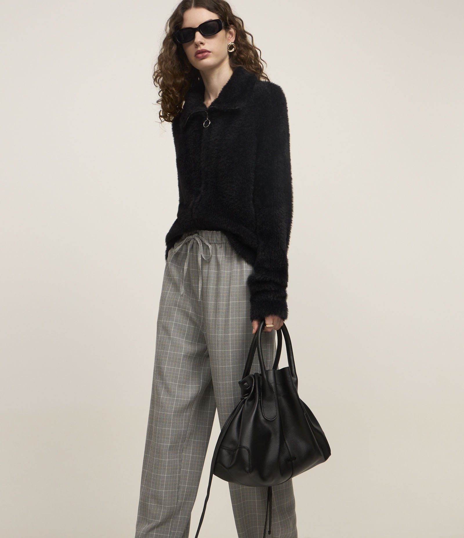 Calça Pantalona em Crepe com Estampa Xadrez e Cós de Elástico Cinza 2