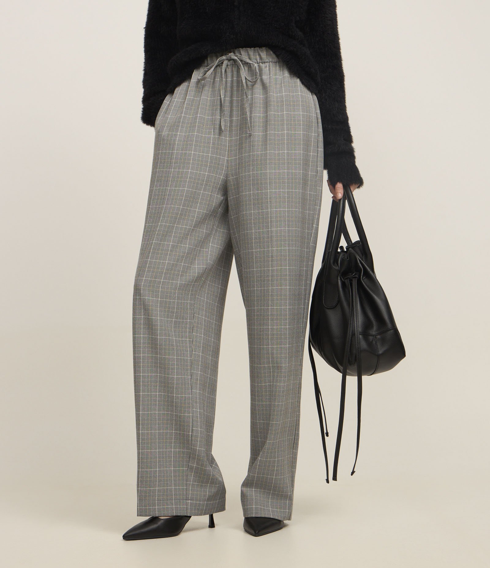 Calça Pantalona em Crepe com Estampa Xadrez e Cós de Elástico Cinza 3