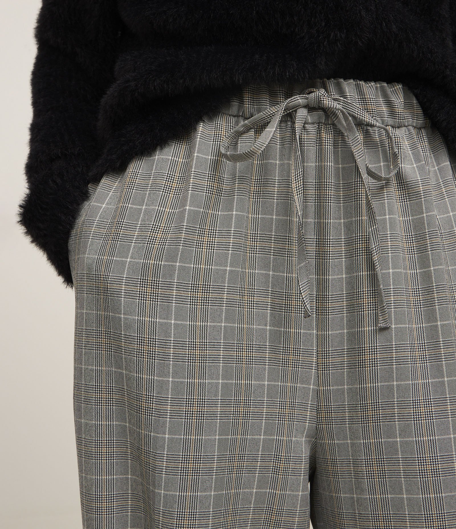 Calça Pantalona em Crepe com Estampa Xadrez e Cós de Elástico Cinza 4