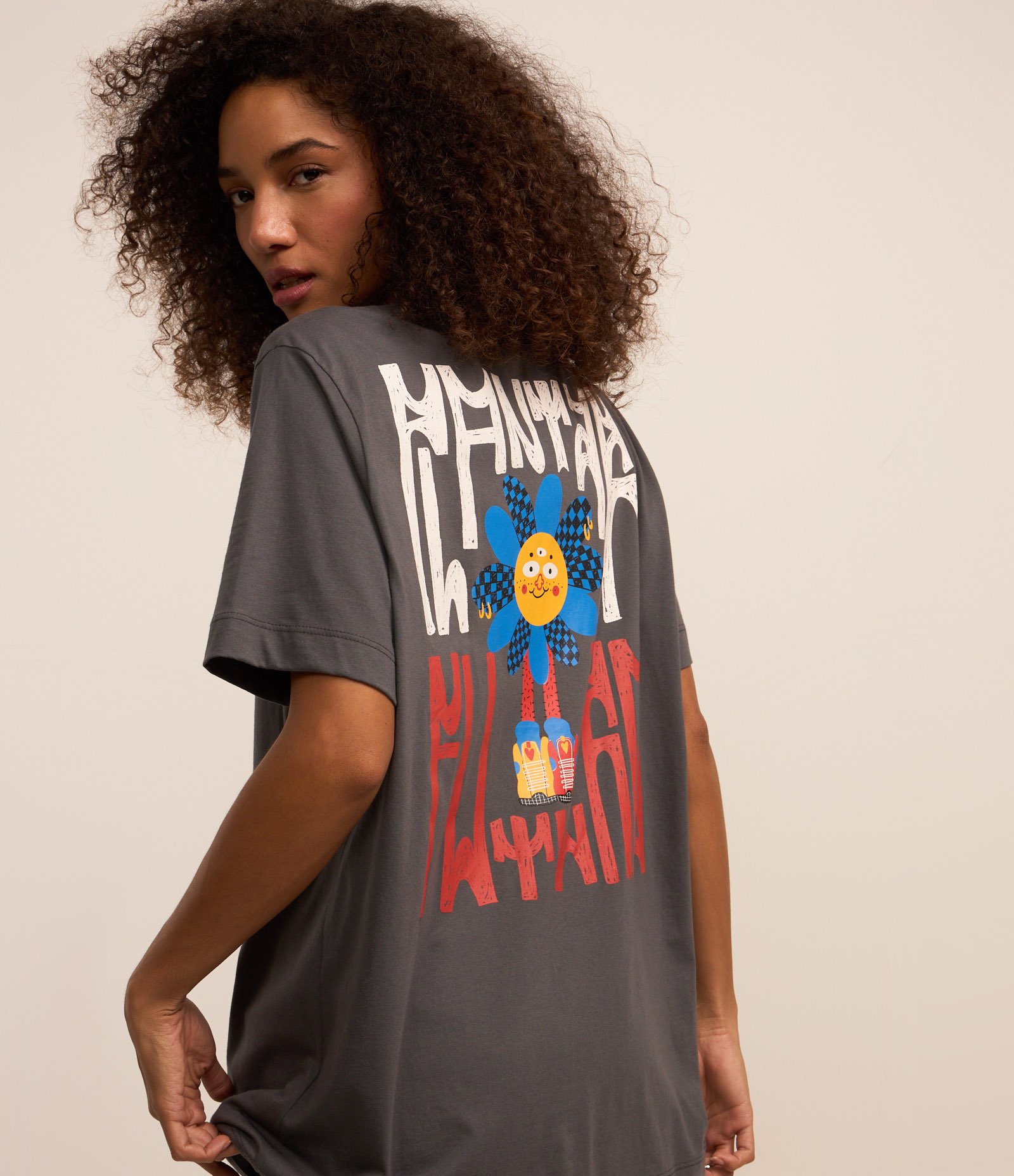 Camiseta em Algodão com Flor Divertida Estampada Cinza 1