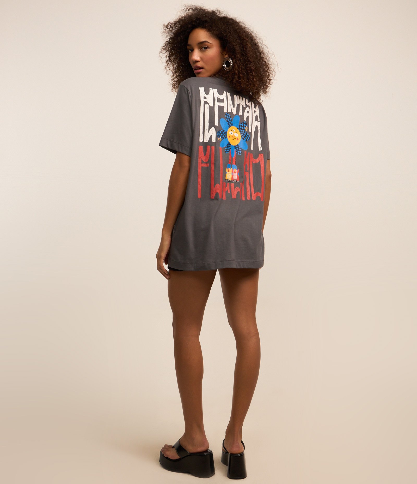 Camiseta em Algodão com Flor Divertida Estampada Cinza 2