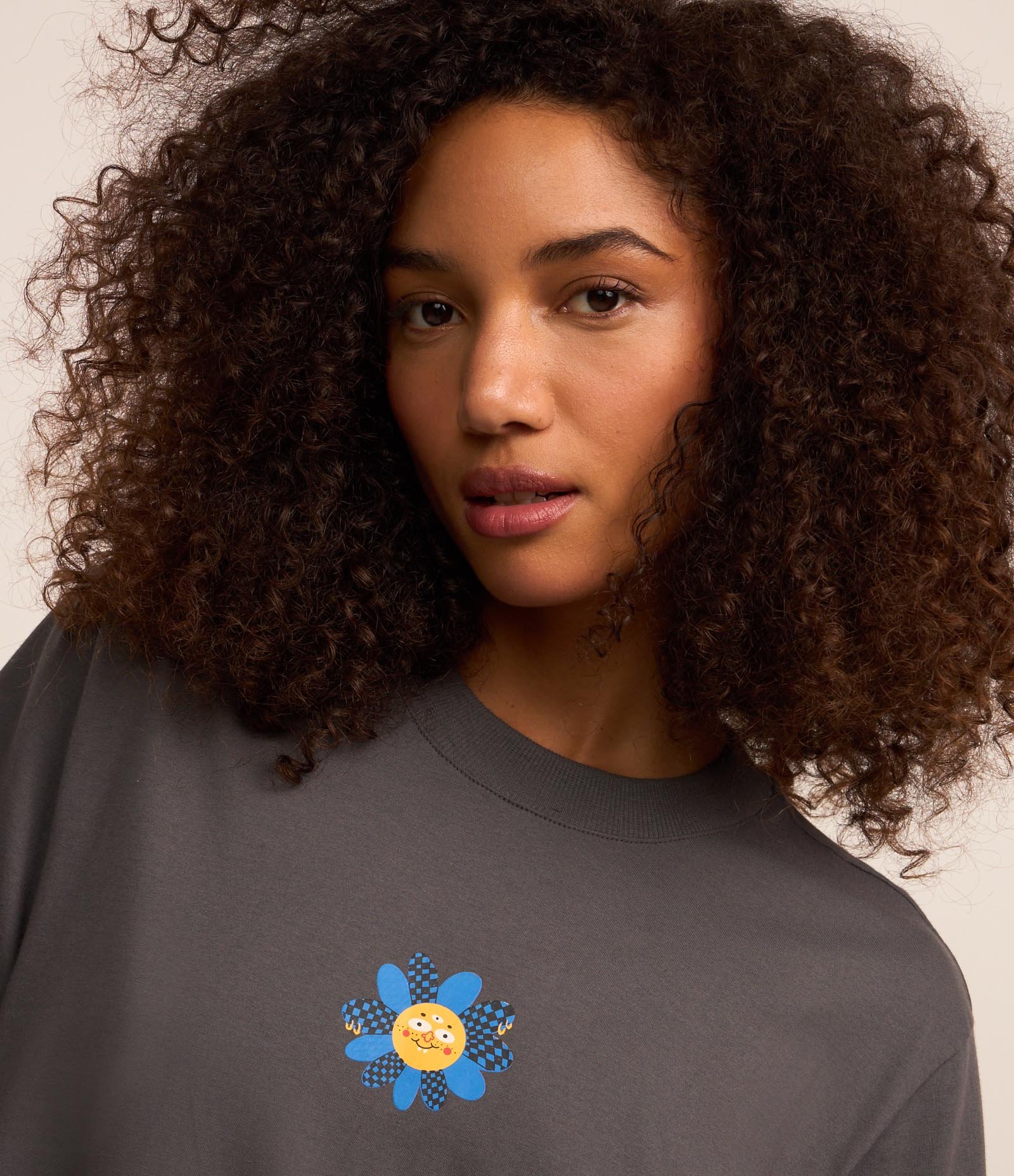 Camiseta em Algodão com Flor Divertida Estampada Cinza 4