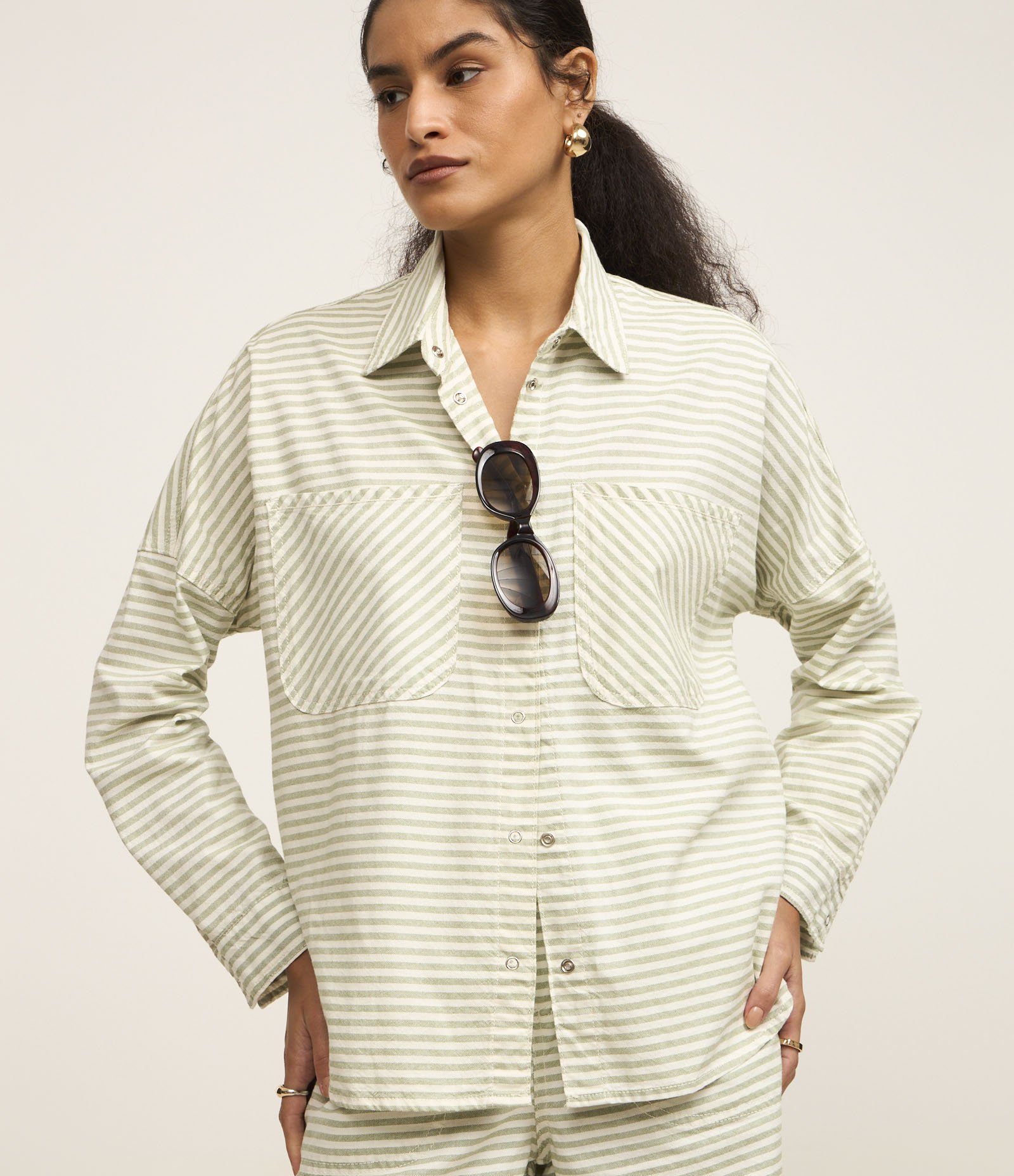 Camisa Alongada em Jeans com Listras Variadas e Bolsos Verde 1