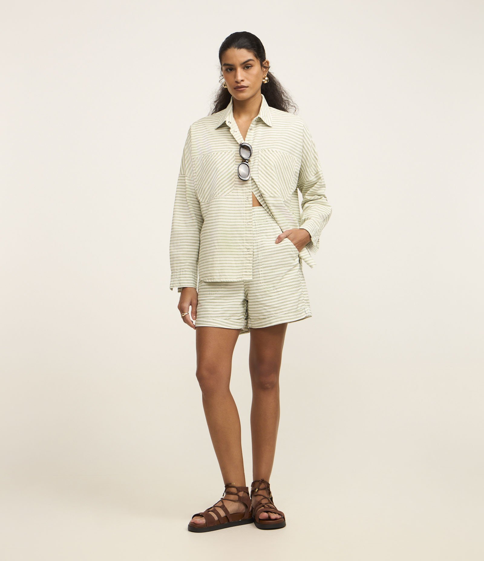 Camisa Alongada em Jeans com Listras Variadas e Bolsos Verde 2