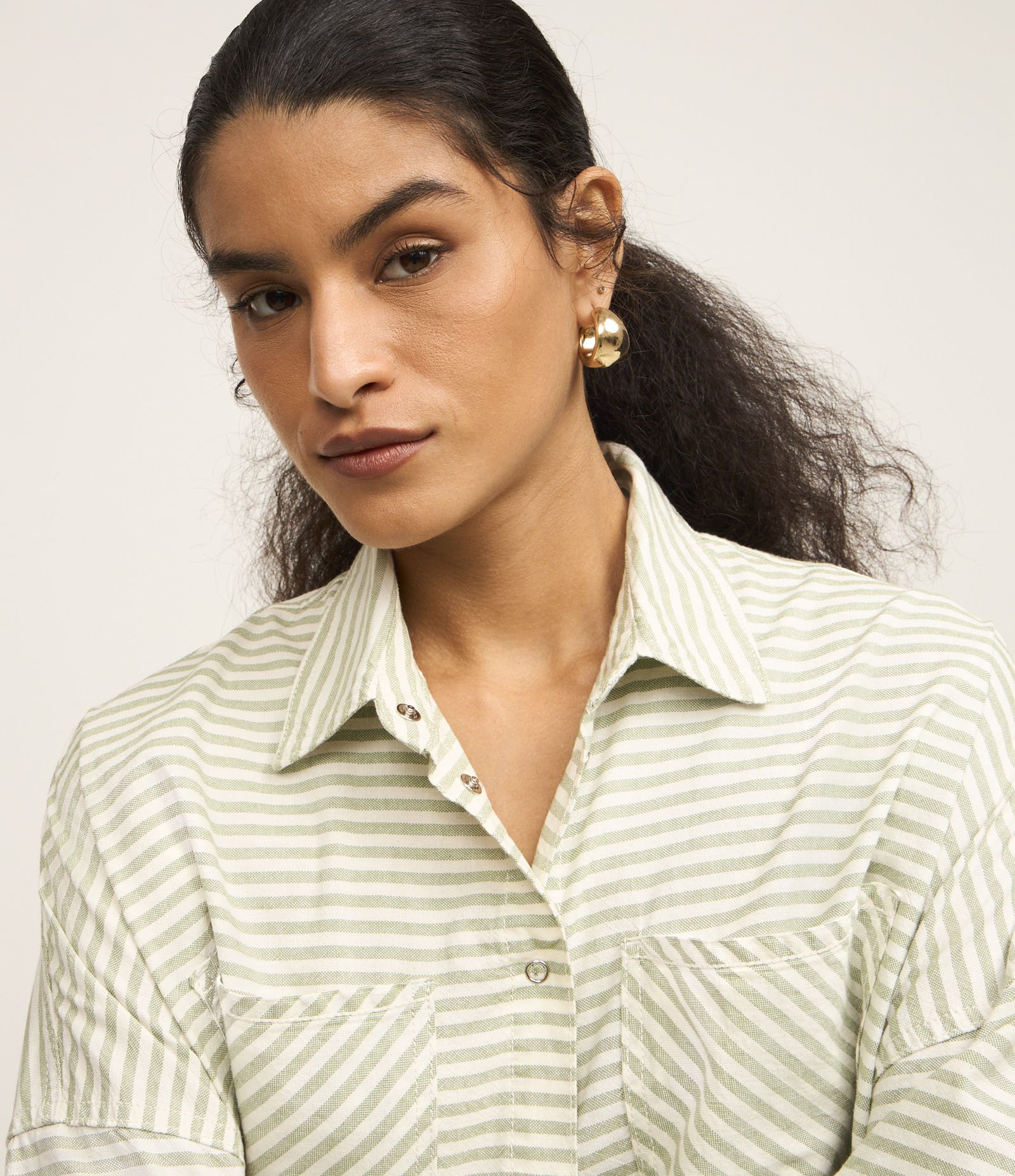 Camisa Alongada em Jeans com Listras Variadas e Bolsos Verde 4