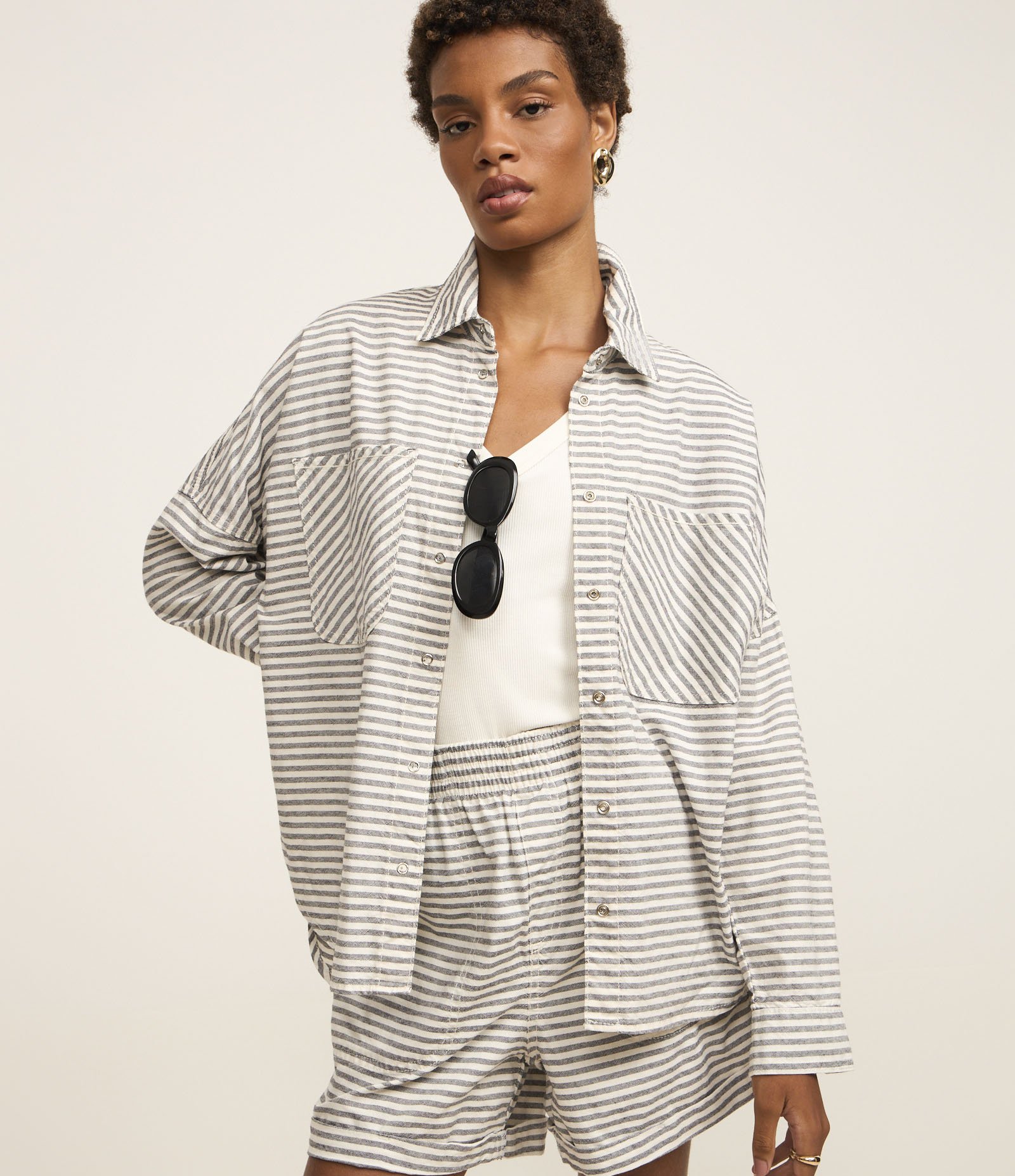 Camisa Alongada em Jeans com Listras Variadas e Bolsos Cinza 1