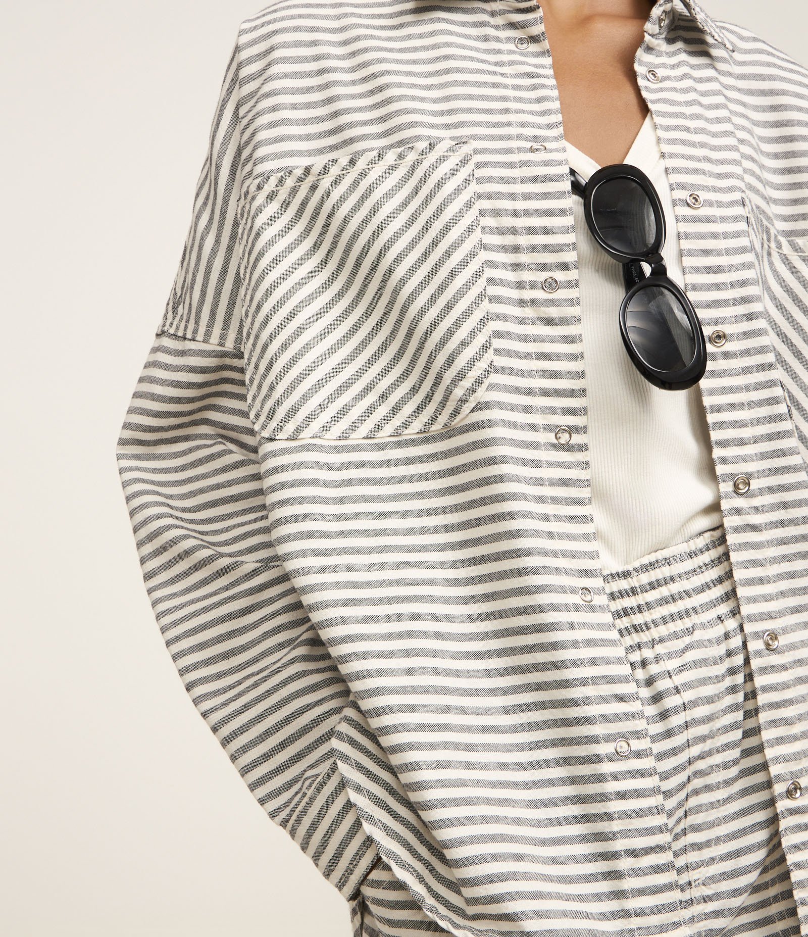Camisa Alongada em Jeans com Listras Variadas e Bolsos Cinza 2