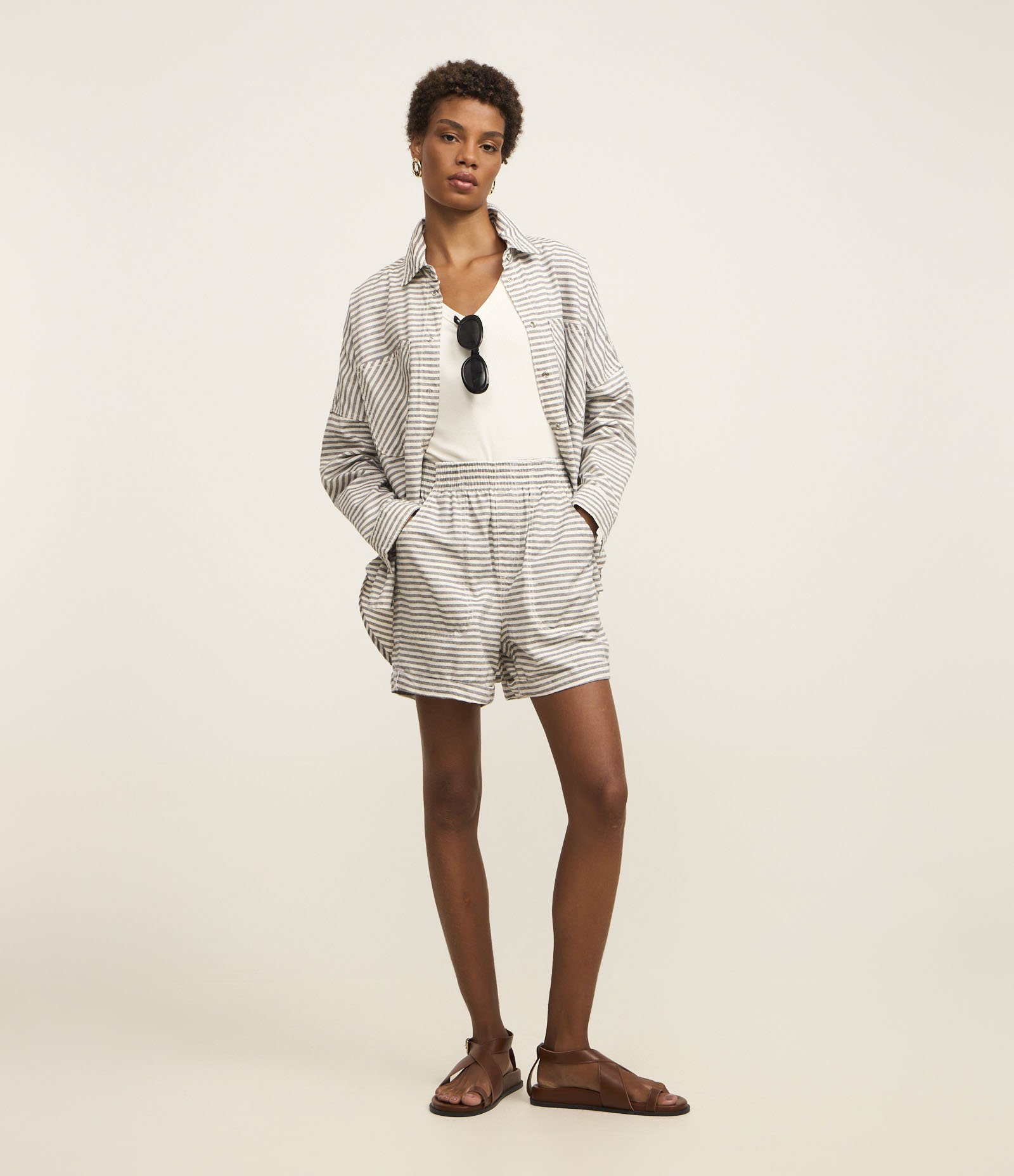 Camisa Alongada em Jeans com Listras Variadas e Bolsos Cinza 3