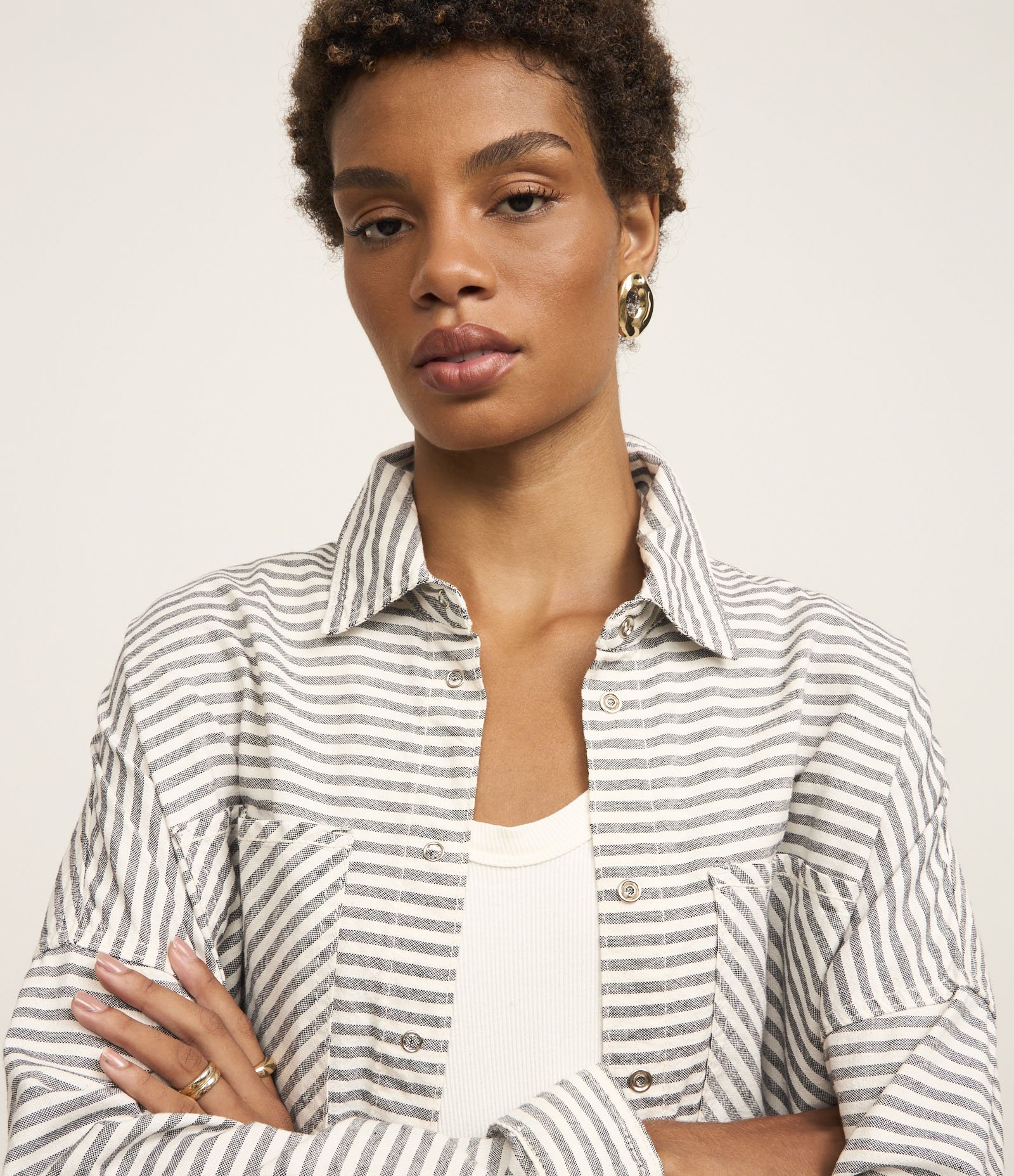 Camisa Alongada em Jeans com Listras Variadas e Bolsos Cinza 4